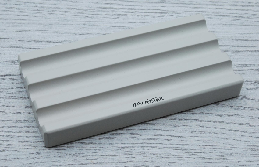 Repose-plume gris pour le bureau
