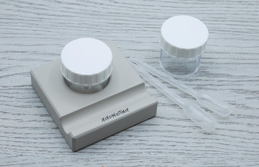 Grand encrier - dinky dip gris avec repose-plume